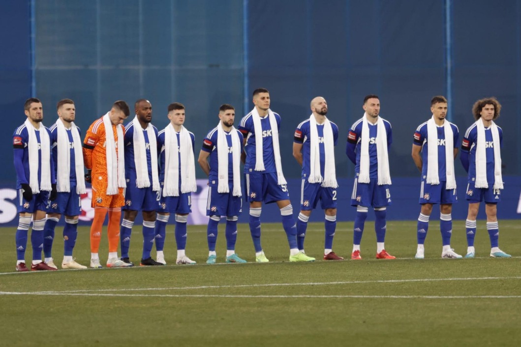 Nogometaši Dinama nosili su bijeli šal u znak počasti preminuloj legendi kluba i hrvatskog nogometa Miroslavu Ćiri Blaževiću