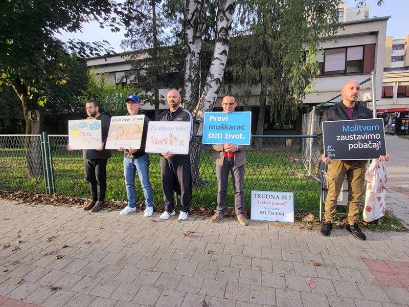 Molitelji ispred koprivničke bolnice