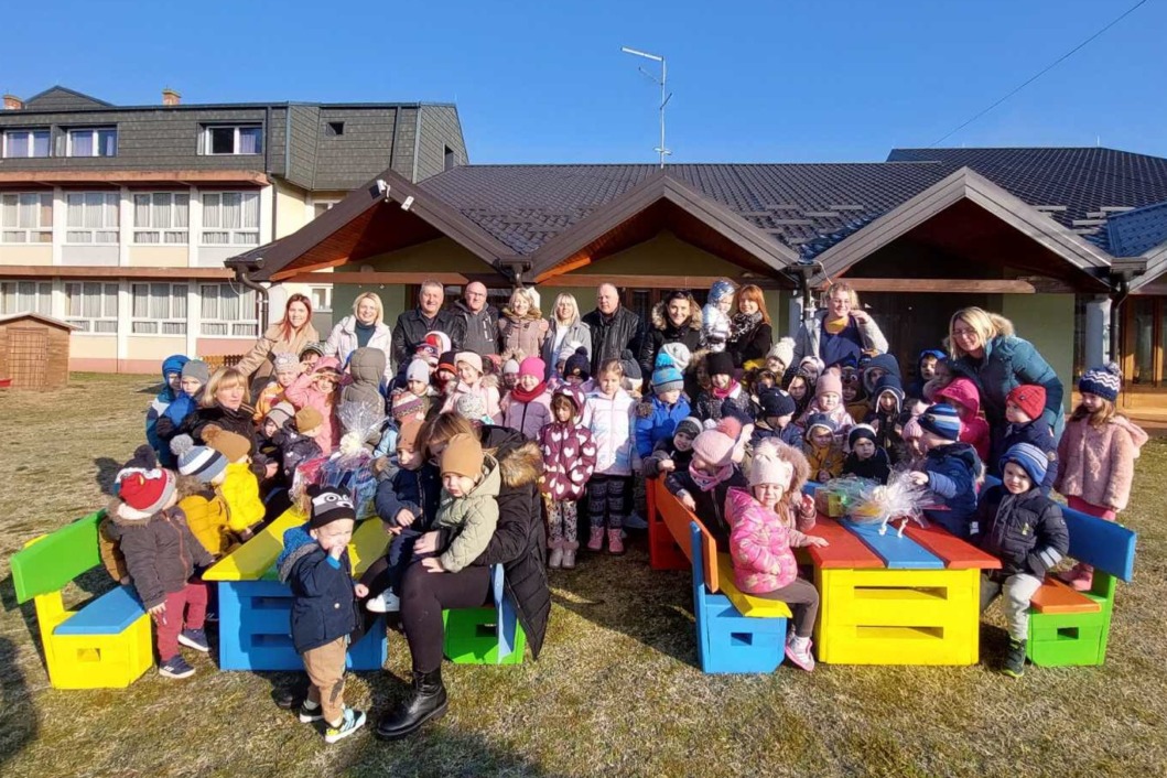 Nove klupice i stolovi oduševili su mališane u Molvama