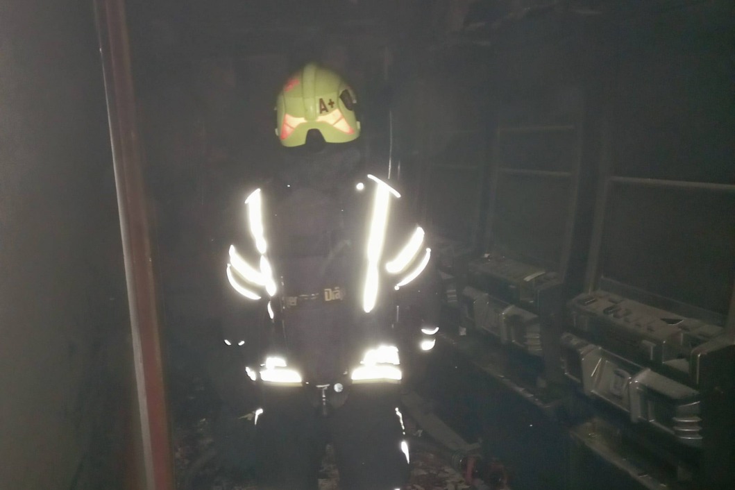 Vatrogasac na intervenciji gašenja vatre u automat klubu