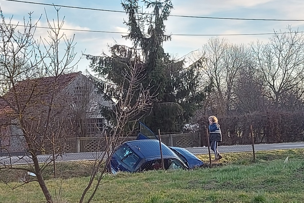 Automobil je završio i u putnom jarku