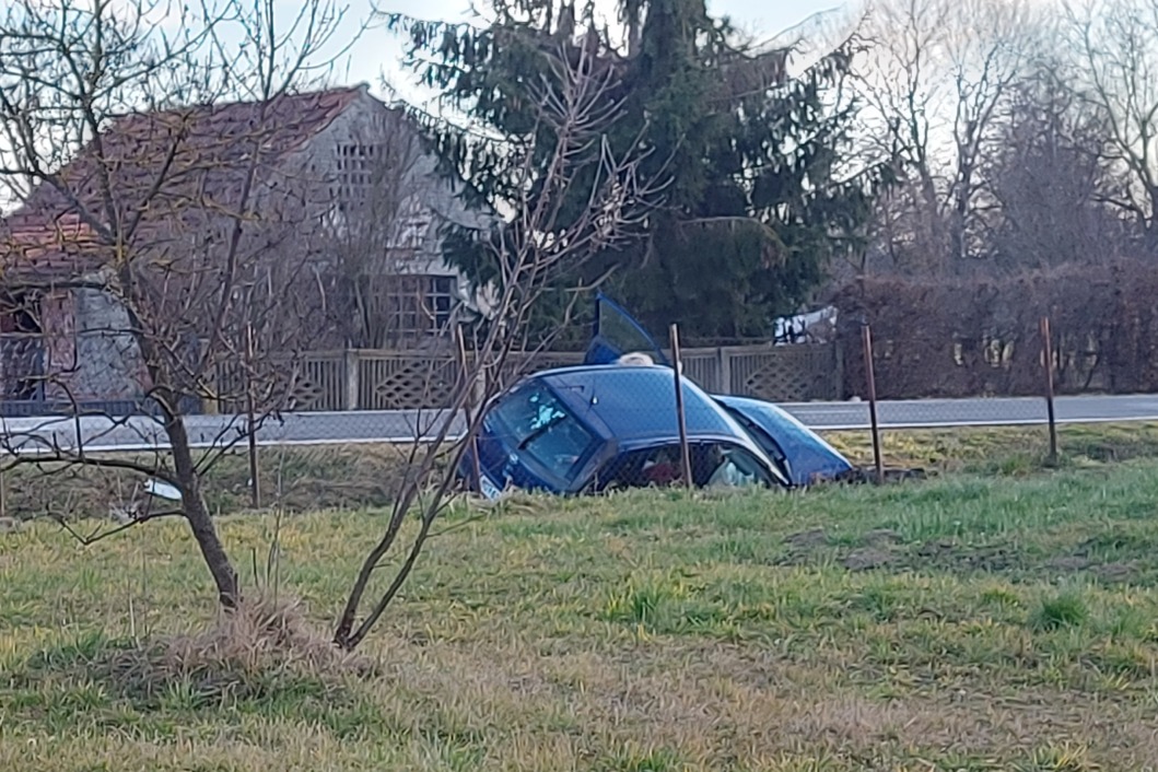 Automobil je završio i u putnom jarku