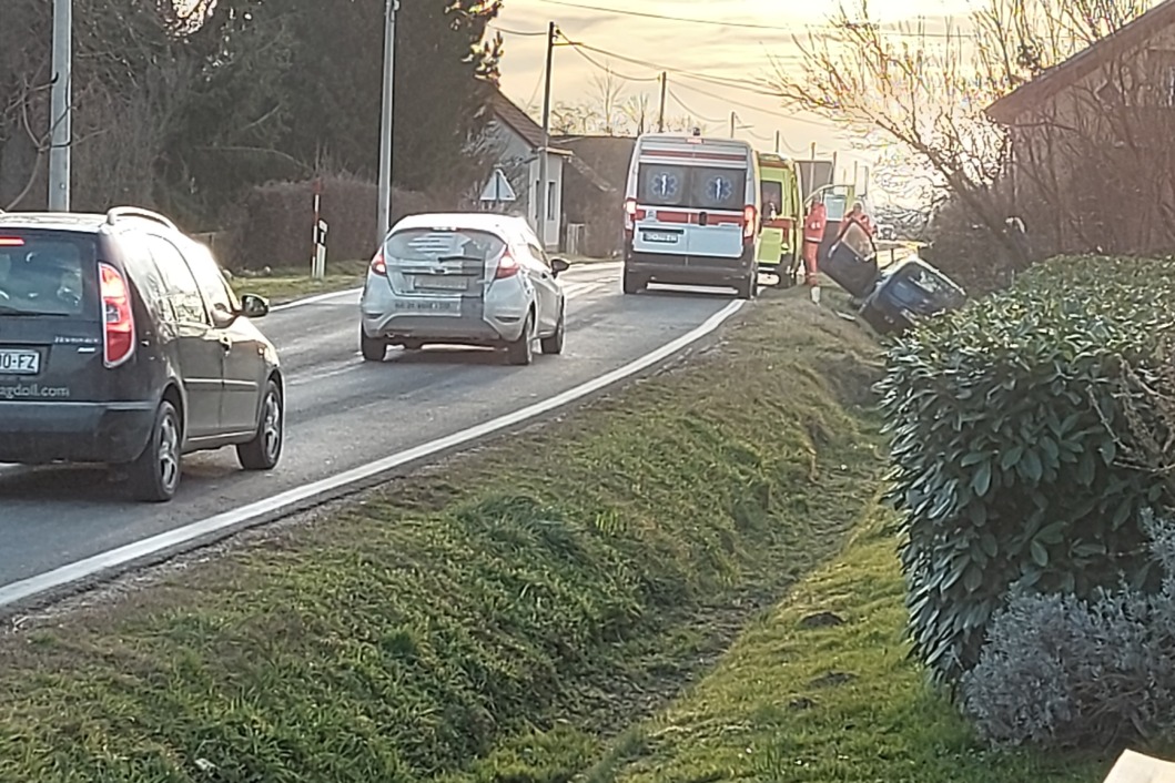 Hitna medicinska pomoć pomaže unesrećenoj vozačici