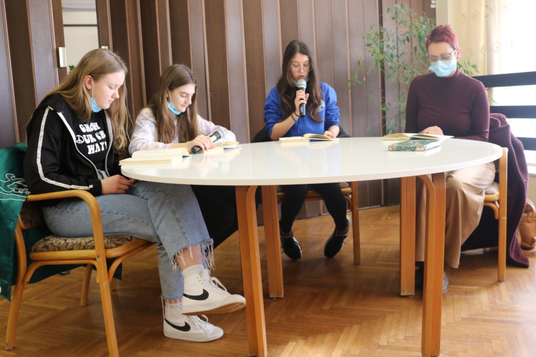 Učenice iz drnja sa školskom knjižničarkom Stjepanom Kadić