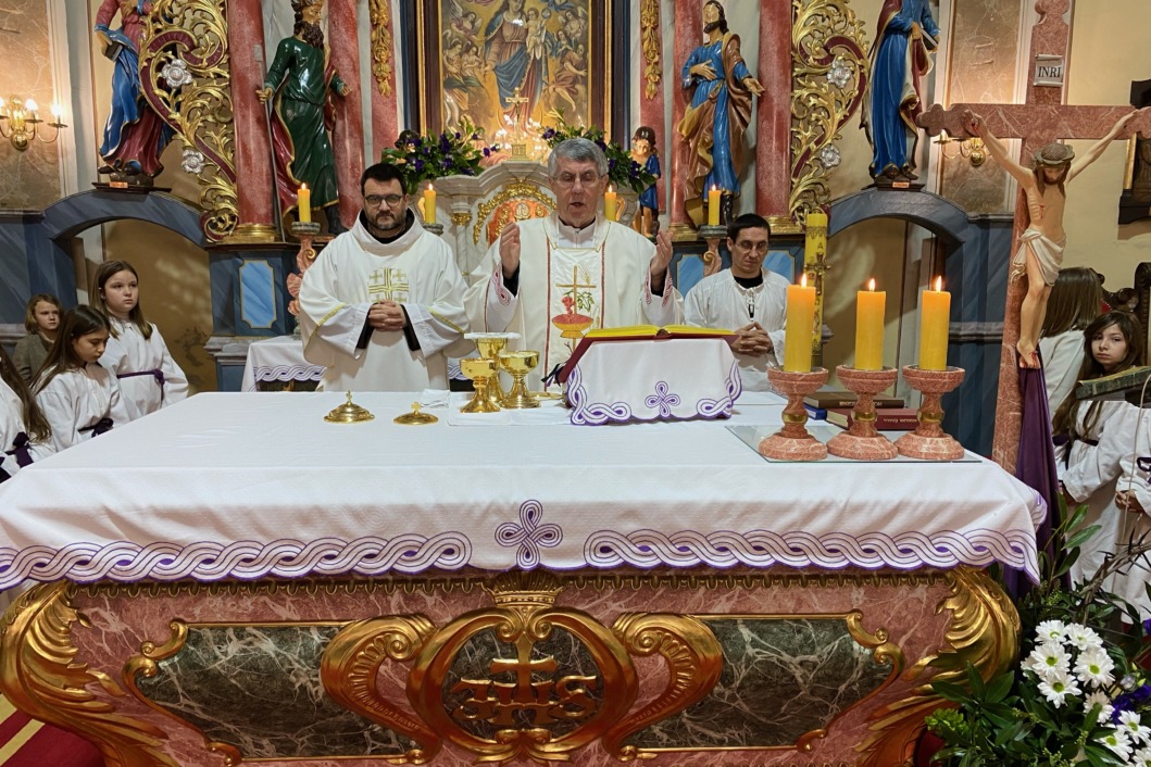 Fra Ivan Majić i mons. Leonard Markač na euharistijskom slavlju u močilskoj crkvi