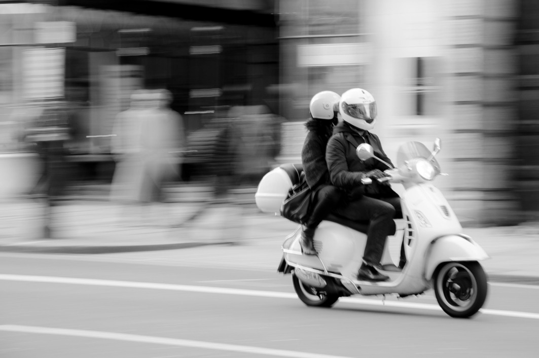 Muškarac i žena voze se na mopedu