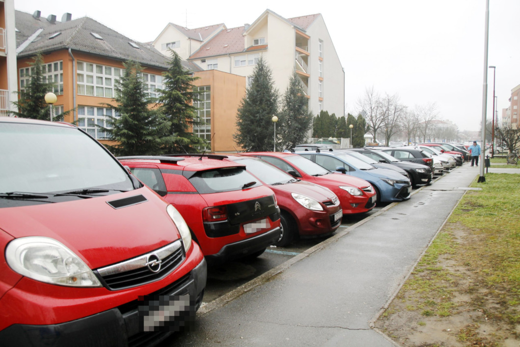 Parkirani automobili na parkiralištu na koprivničkom Lenišću