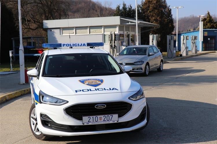 Policijski automobil na benzinskoj u Čakovcu