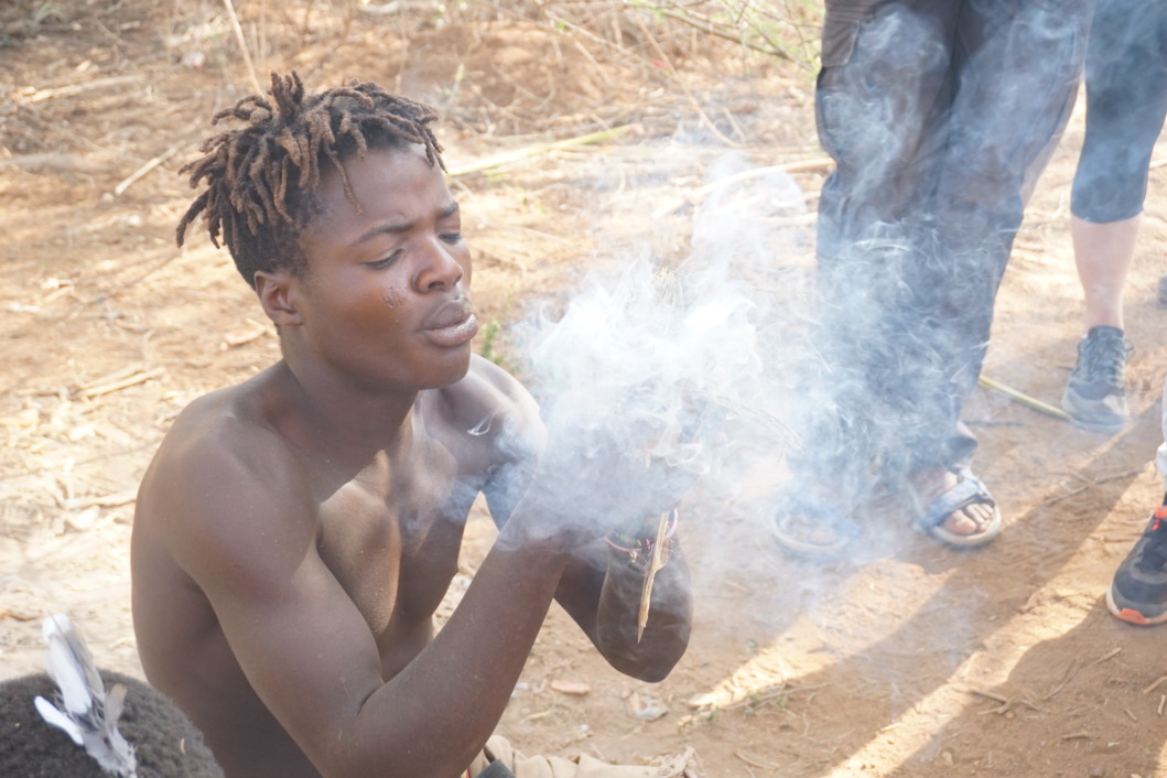 Paljenje vatre u Tanzaniji