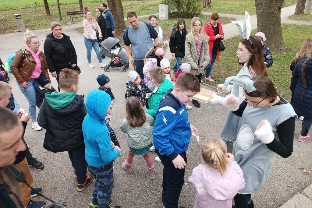 Potraga za čokoladnim uskrsnim jajima u parku 