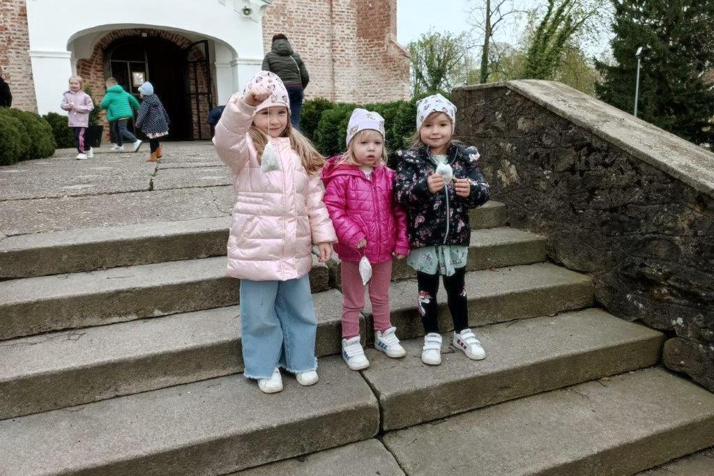Potraga za čokoladnim uskrsnim jajima u parku