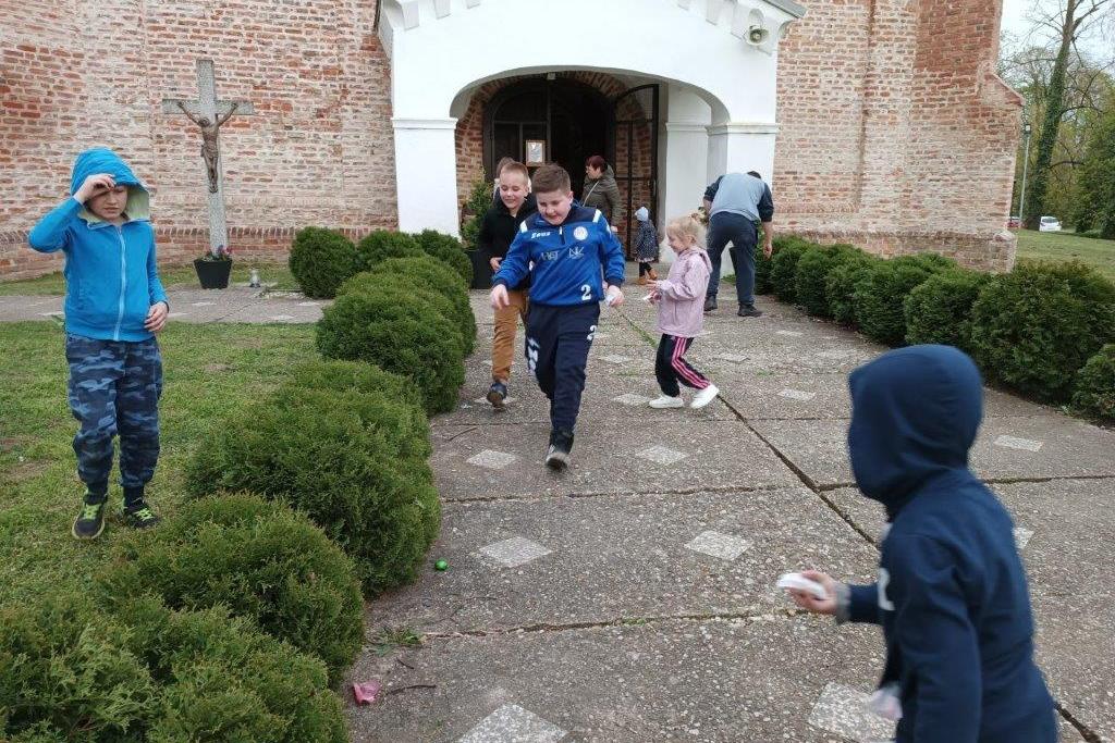 Potraga za čokoladnim uskrsnim jajima u parku 