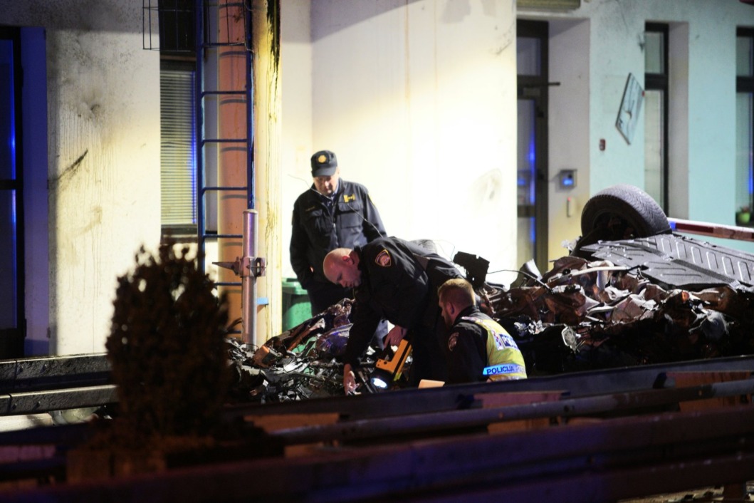 Policijski očevid na mjestu stravične nesreće na naplatnoj postaji u Goričanu
