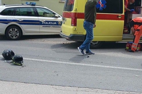 Policajci i hitna pomoć na mjestu teške nesreće