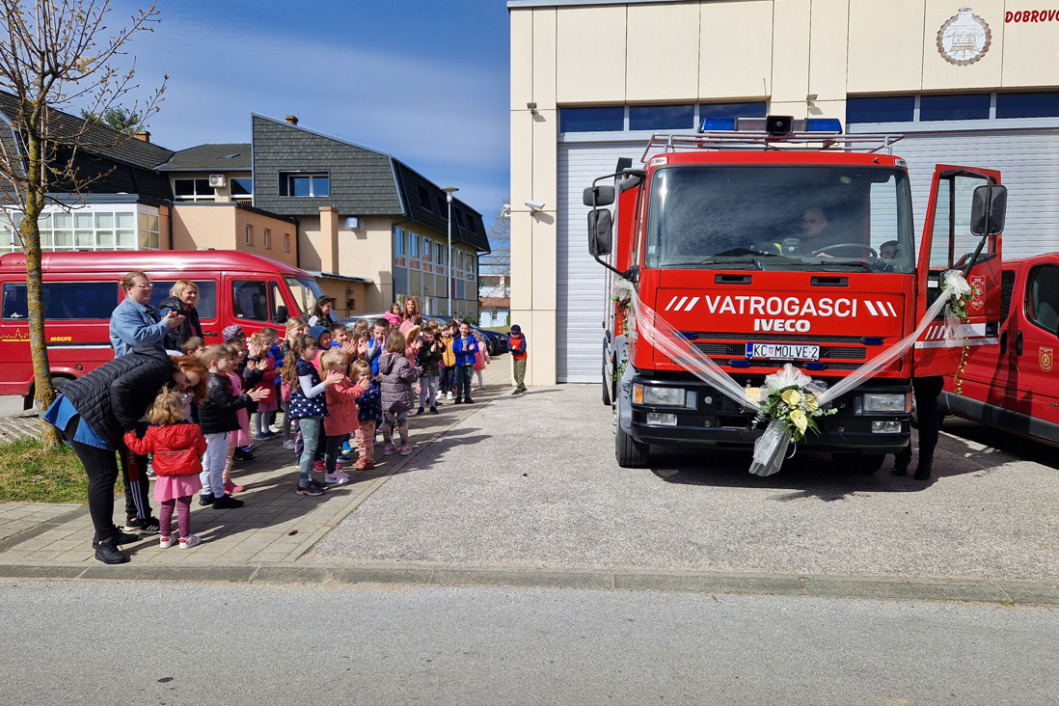 Primopredaja novih vatrogasnih vozila i vrtićarci