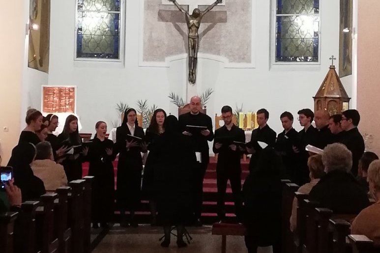 Članovi Schole cantorum na koncertu