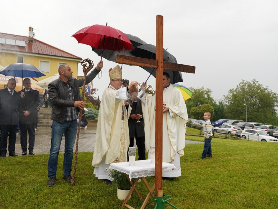 Biskup Radoš je blagoslovio kamen temeljac i gradilište na kojem će se graditi nova župna crkva sv. Leopolda