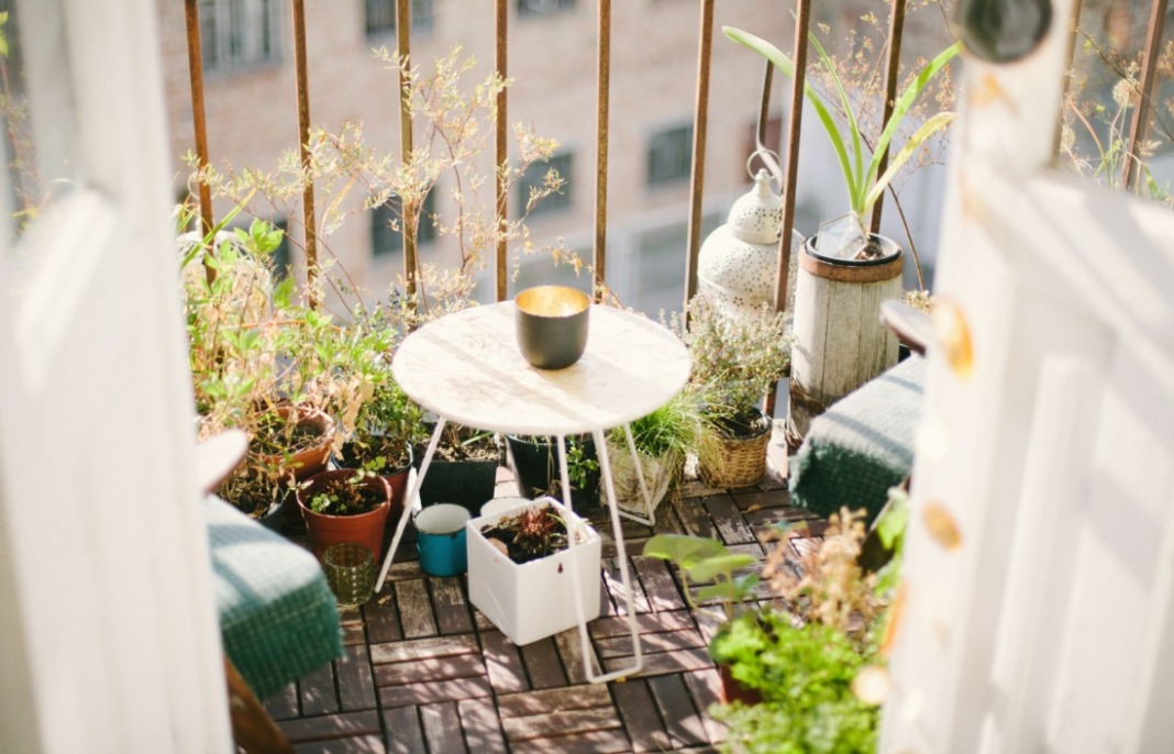 Mali lijepo uređeni balkon