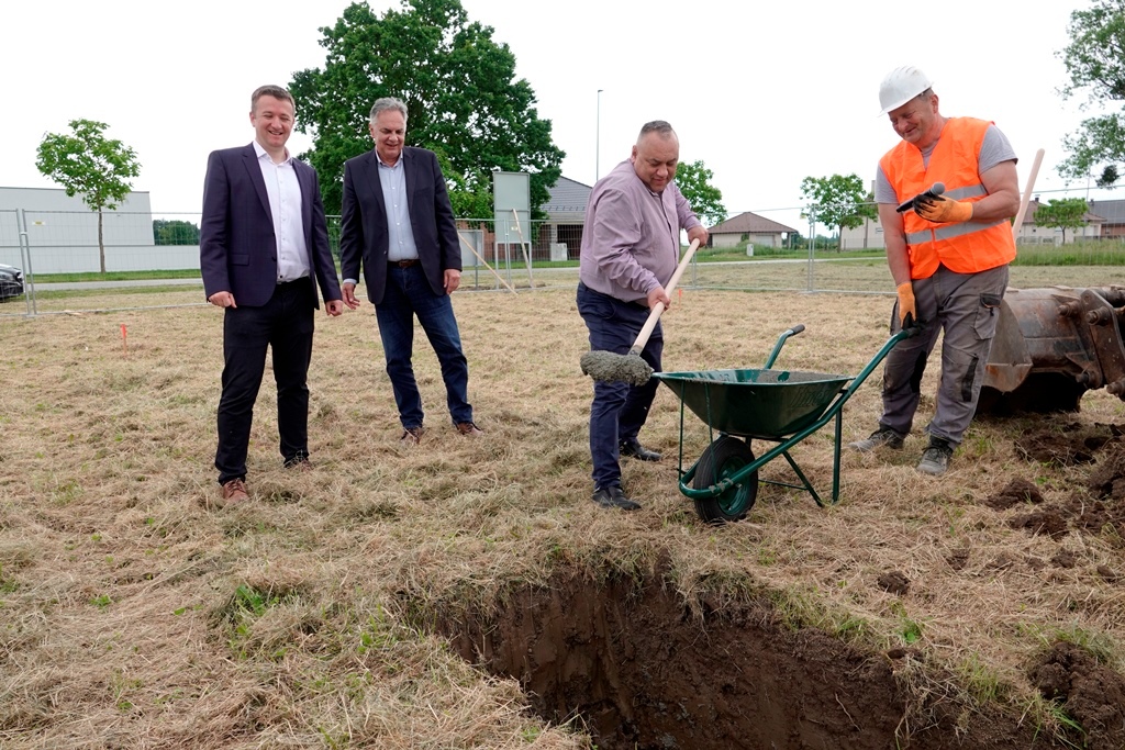 Polaganje kamen temeljca za drugu zgradu na Radničkoj cesti u Đurđevcu