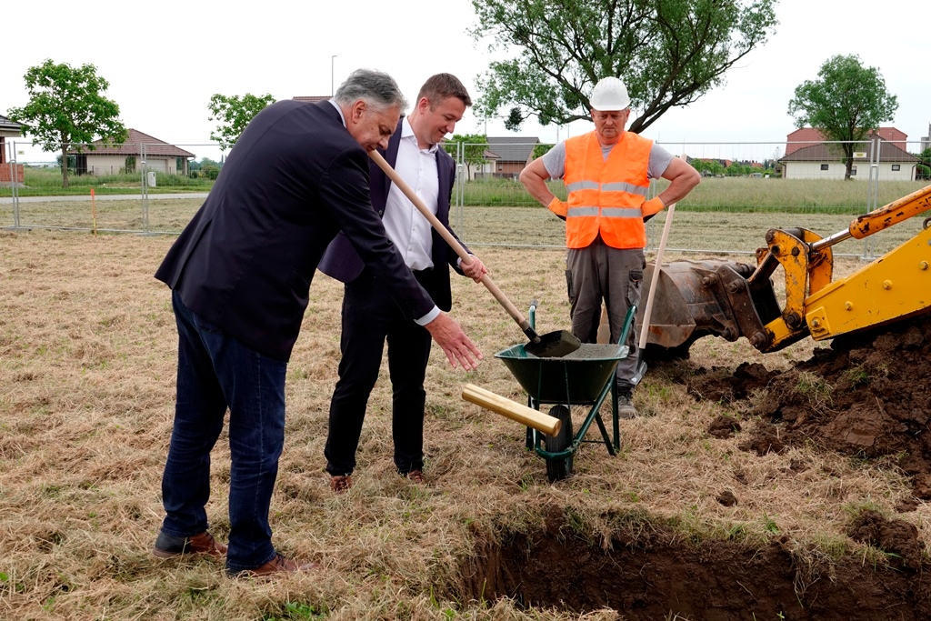 Polaganje kamen temeljca za drugu zgradu na Radničkoj cesti u Đurđevcu