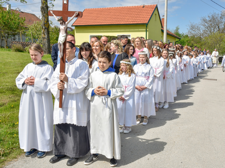 Prvopričesnici Župe Močile u procesiji