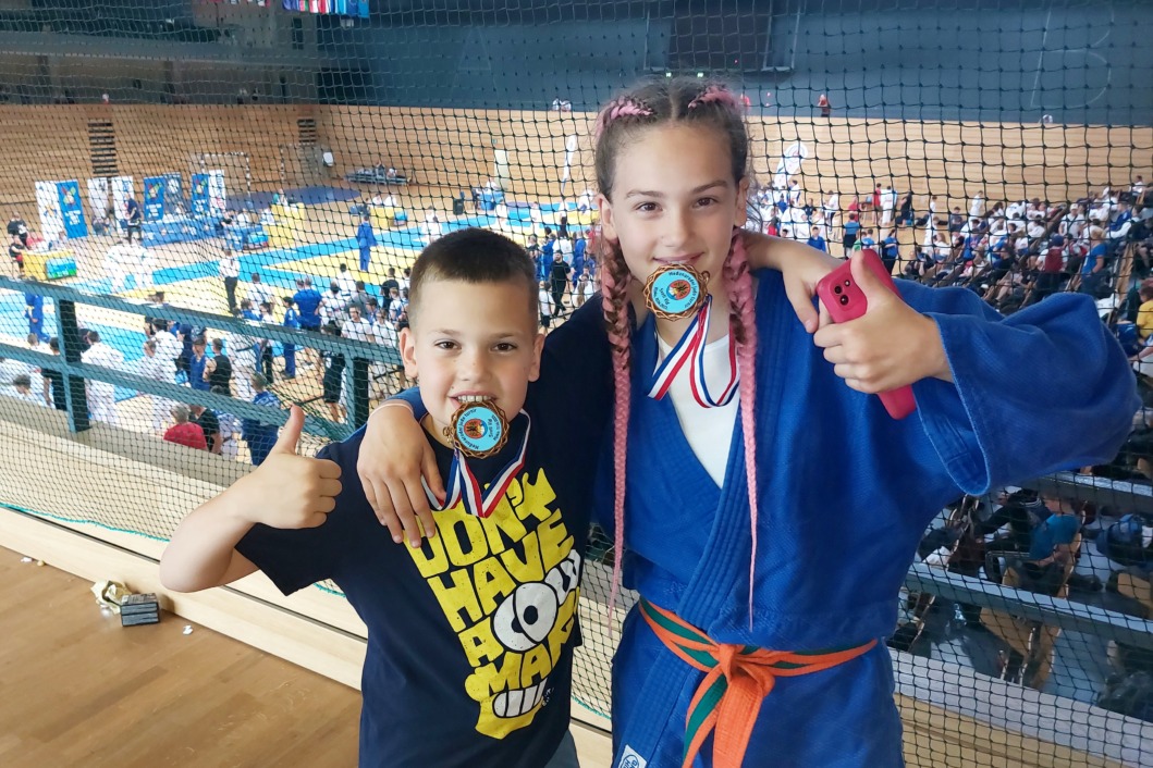 Borna i Jana Rožac s osvojenim medaljama