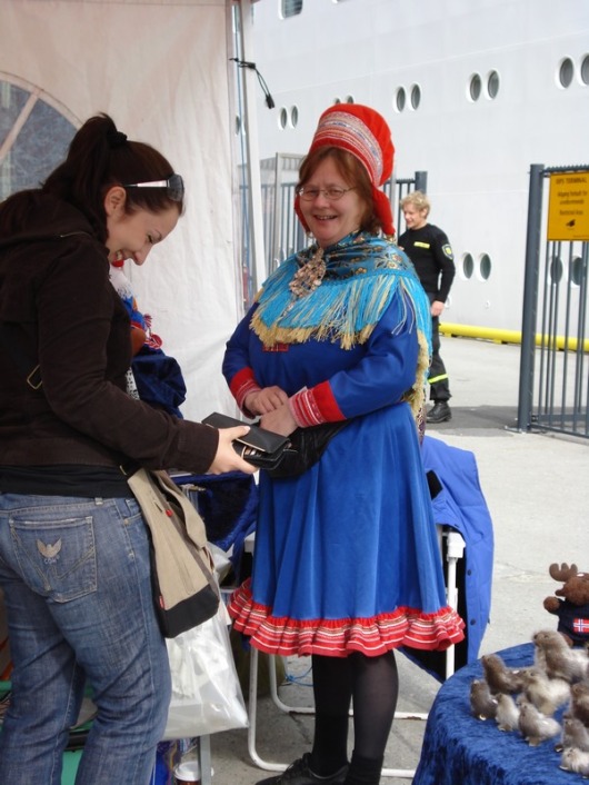 Saami prodaju suvenire turistima 