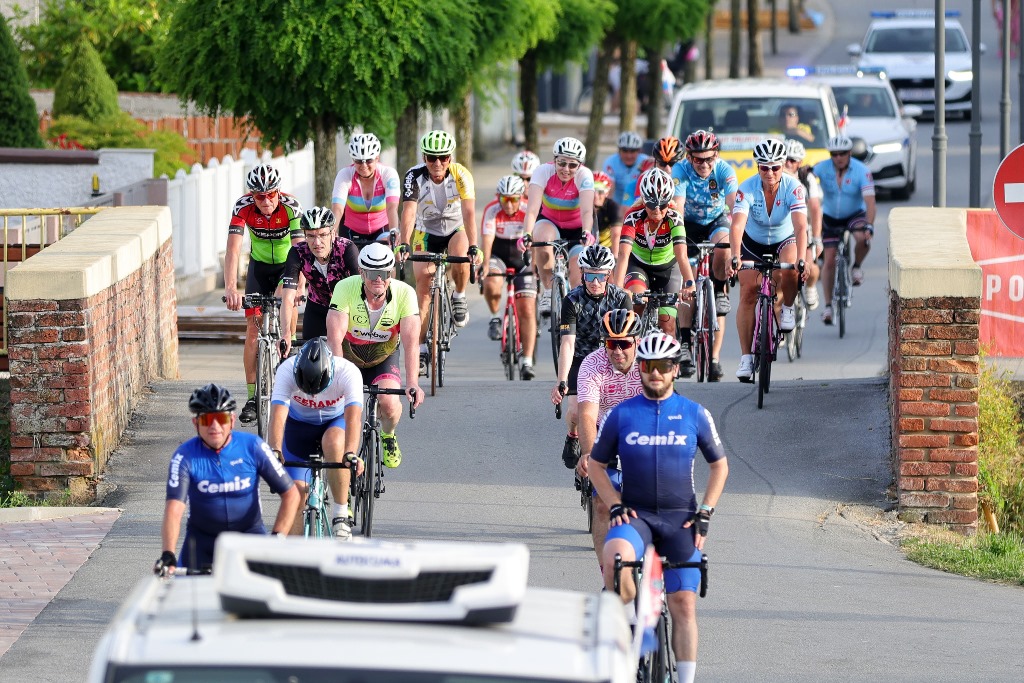 Biciklisti dolaze pred utvrdu Stari grad u Đurđevcu
