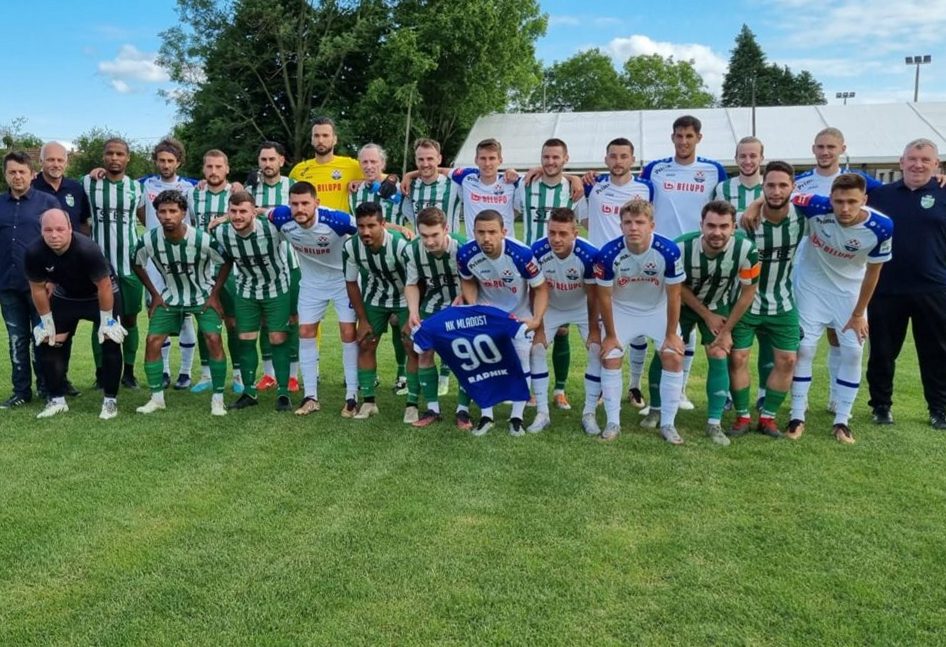 Zajednička fotografija nogometaša Mladosti SL i Slavena Belupa