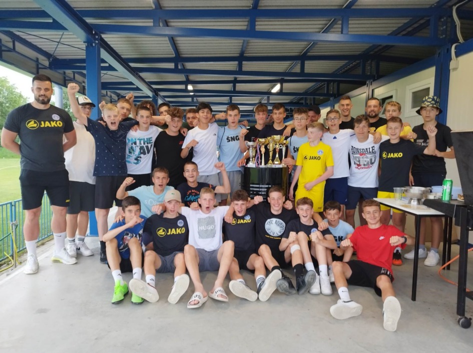 Igrači i trenri u-15 selekcija Škole nogometa Grada Koprivnice u Močilama