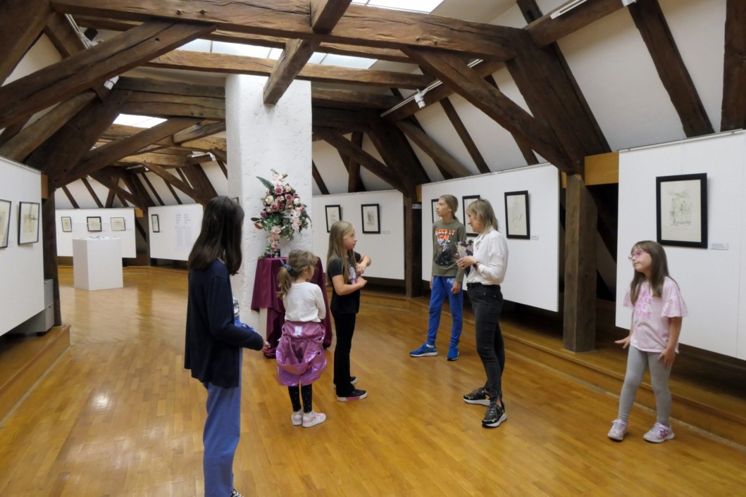 Mališani razledavaju izložbu Henrija de Toulousea-Lautreca u đurđevačkom muzeju
