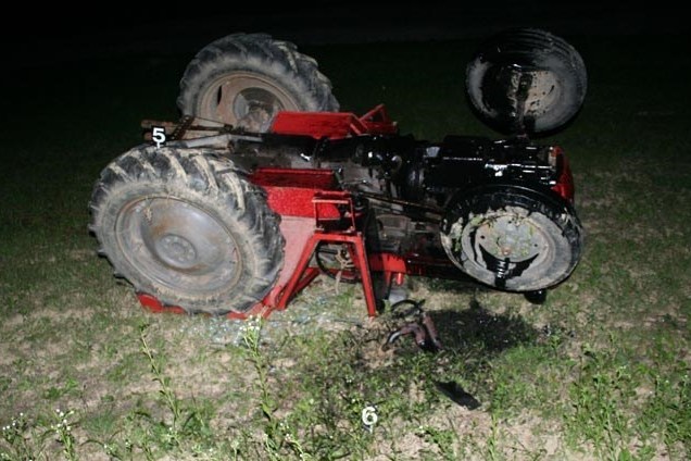 Prevrnuti traktor