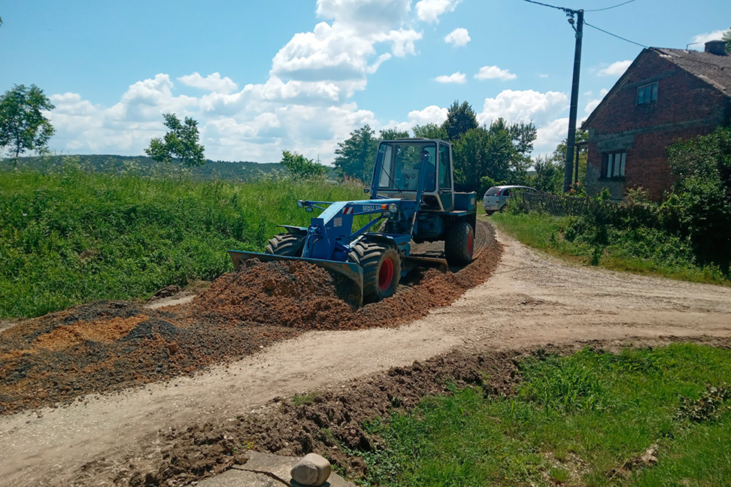 Asfaltiranje makadamskog odvojka u Velikom Pogancu