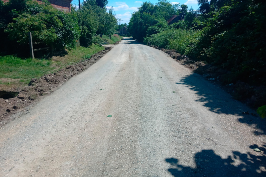 Asfaltiranje makadamskog odvojka u Velikom Pogancu