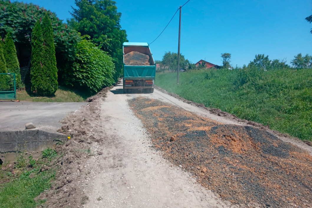 Asfaltiranje makadamskog odvojka u Velikom Pogancu