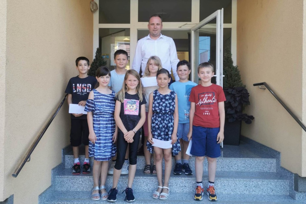 Zoran Vrabelj i osnovnoškolci