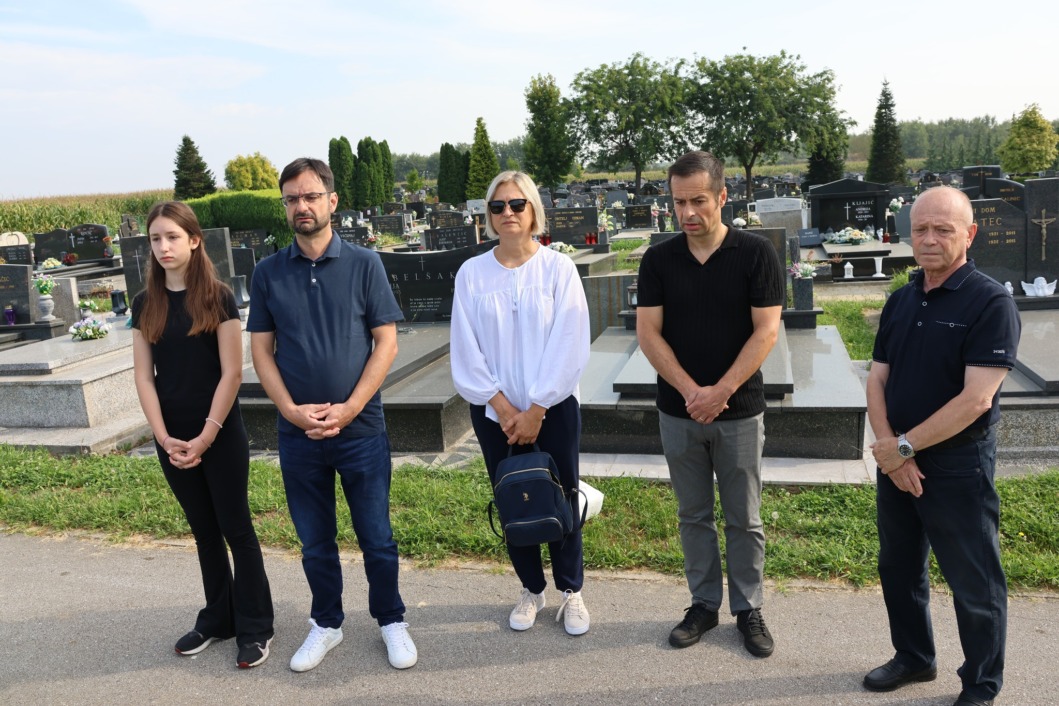 Bepina obitelj i predstavnici Podravke na groblju