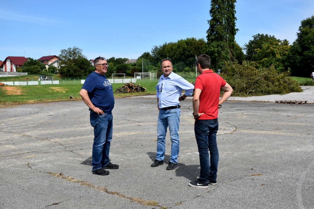 Gradonačelnik Ludbrega Dubravko Bilić (u sredini) na ludbreškom stadionu