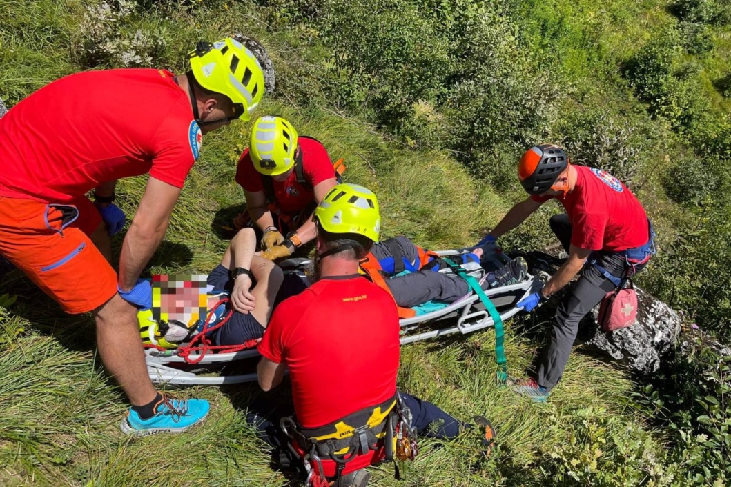 HGSS-ovci pomažu unesrećenom na planini