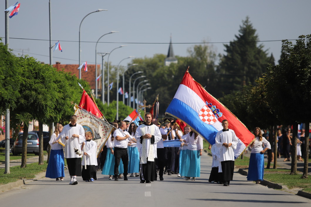 Procesija s čudotvornim kipom Majke Božje Molvarske