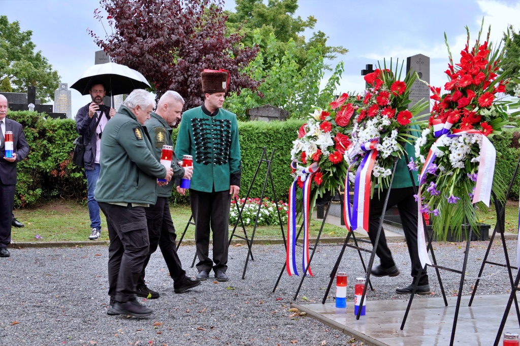 Polaganje vijenaca za branitelje na đurđevačkom gradskom groblju