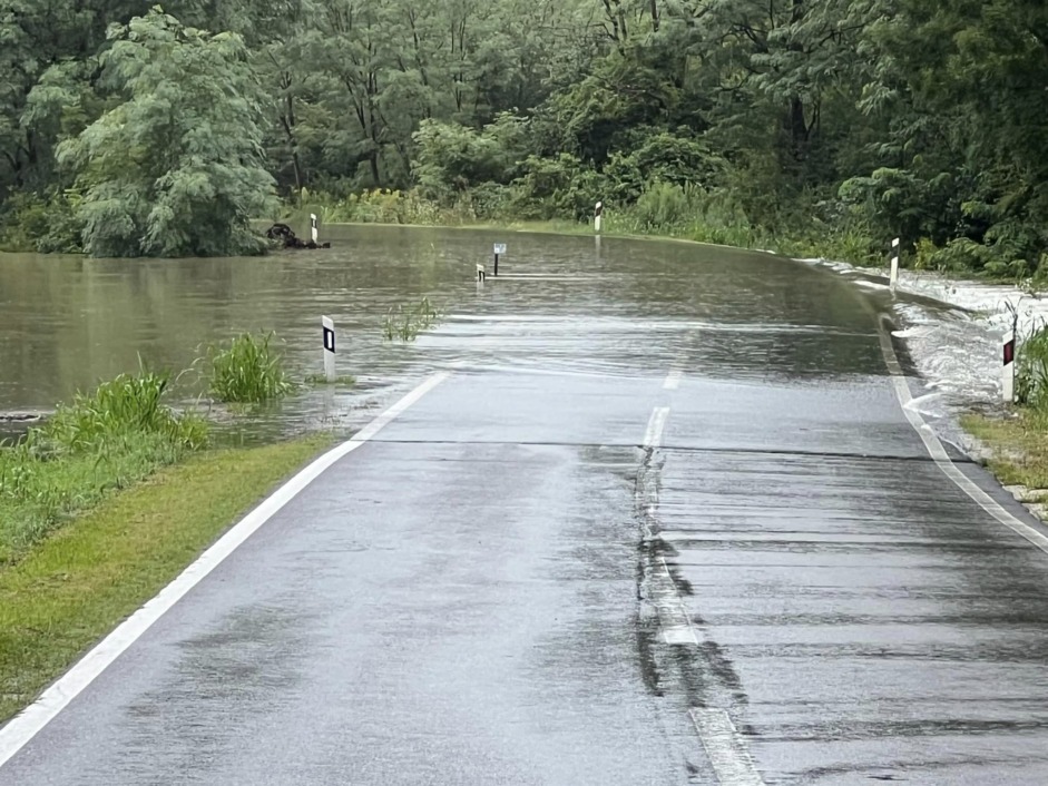 Zatvorena cesta zbog poplave