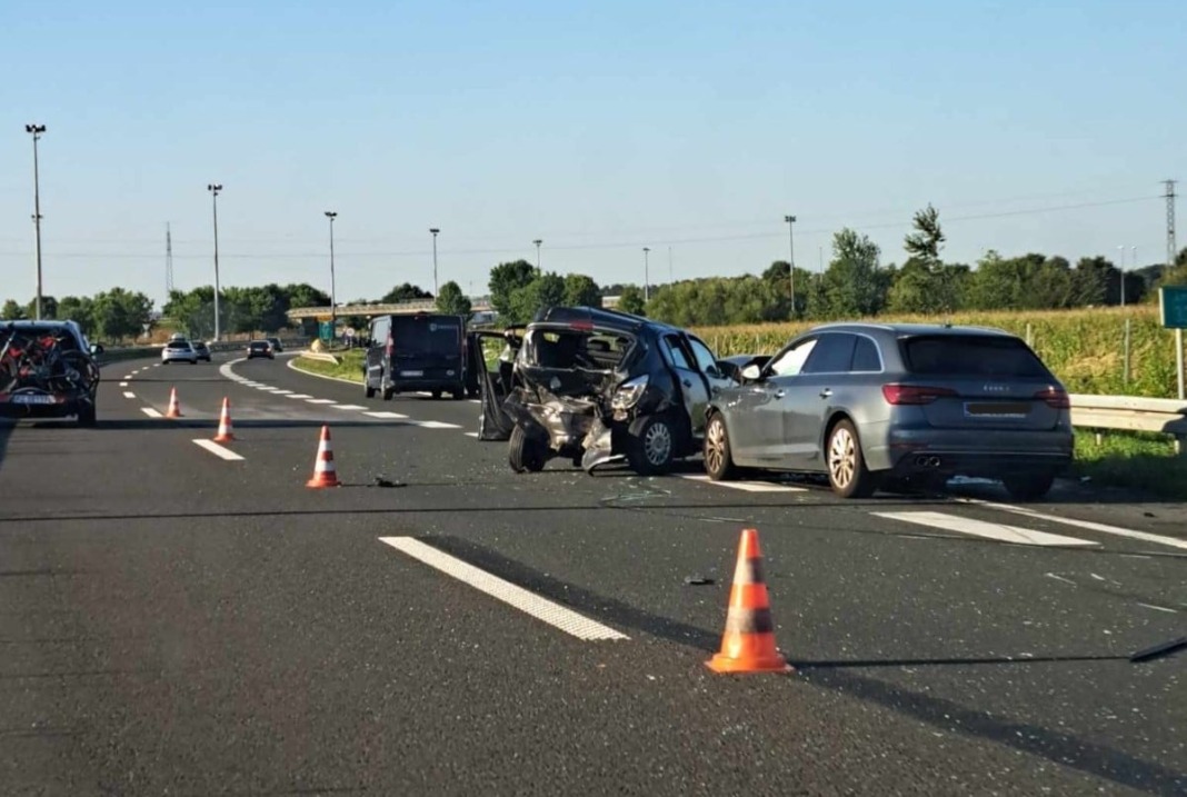 Stravičan sudar automobila na autocesti