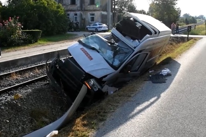 U Cirkveni pod vlak podletio kombi