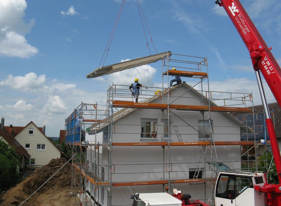Radnici na gradilištu grade kuću