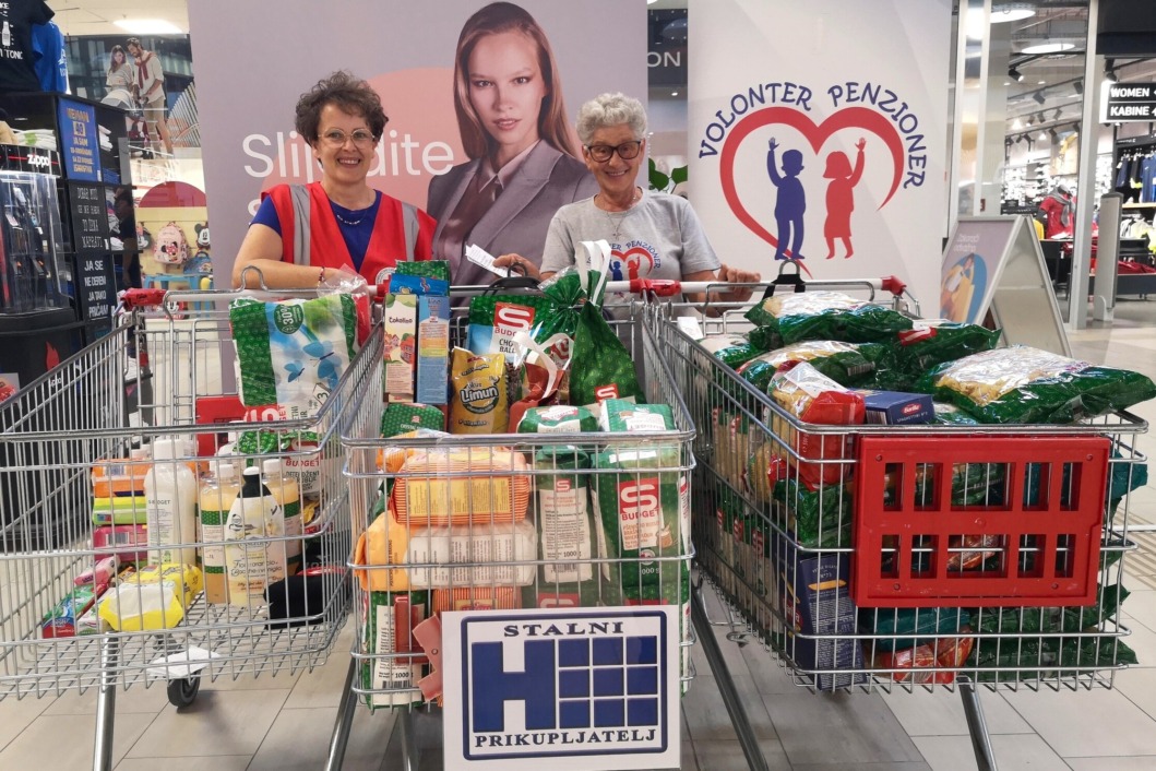 Vrijedne volonterke Crvenog križa Koprivnica s prikupljenim donacijama za Socijalnu samoposlugu