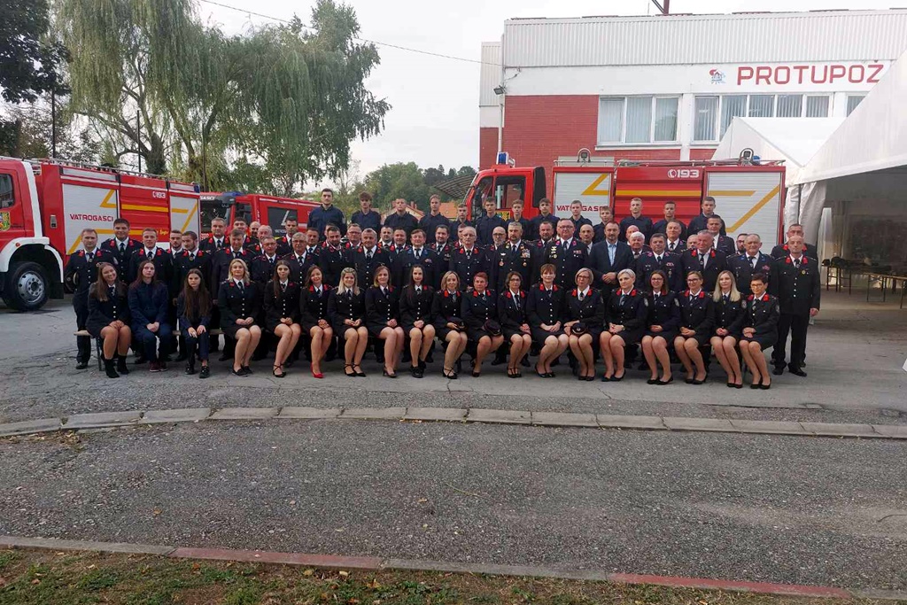 Zajednička fotografija novomarofskih vatrogasaca