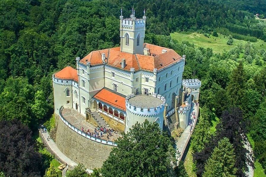 Pogled iz zraka na dvorac Trakošćan
