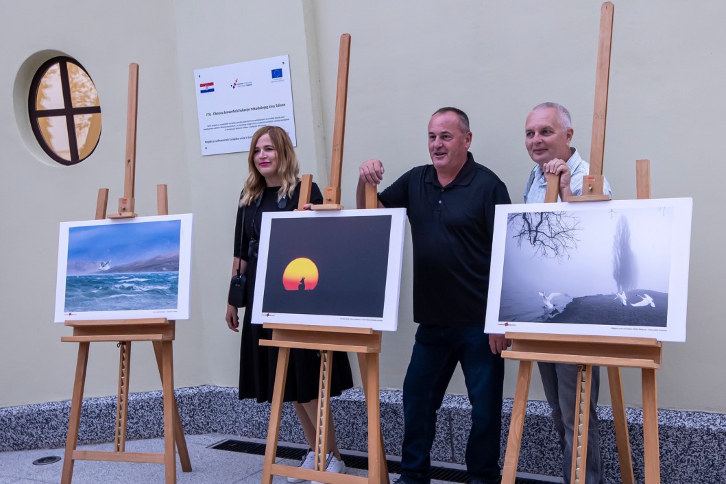 Mirko Hanžeković (u sredini) s nagrađenom fotografijom