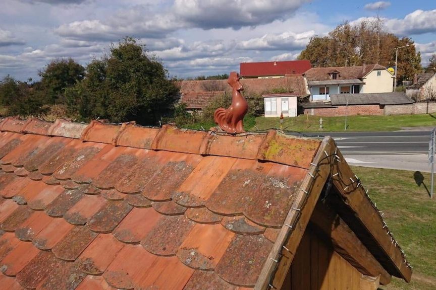 Stilizirani pijetao na krovu kuće u Đurđevcu